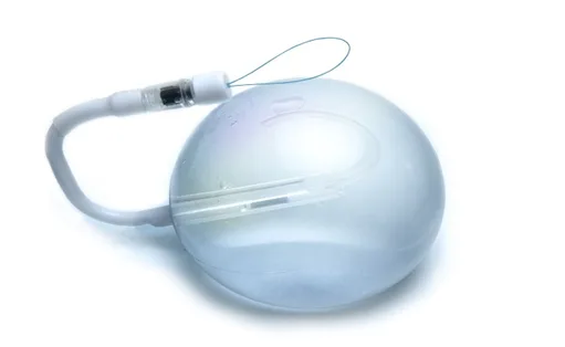 Adjustable gastric balloon with its filling catheter